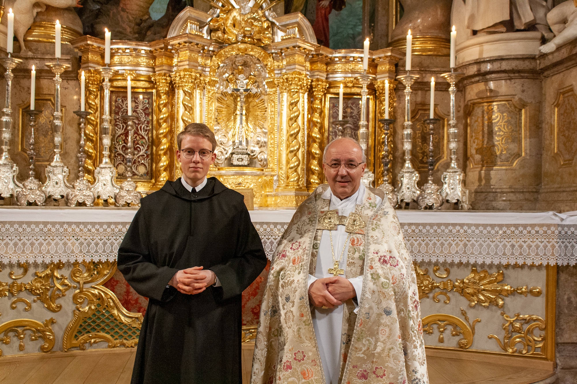 Abt Thoma und Novize Frater Josef Maria nach seiner Einkleidung vor dem Hochalter der Abteikirche St. Georg zu Weltenburg