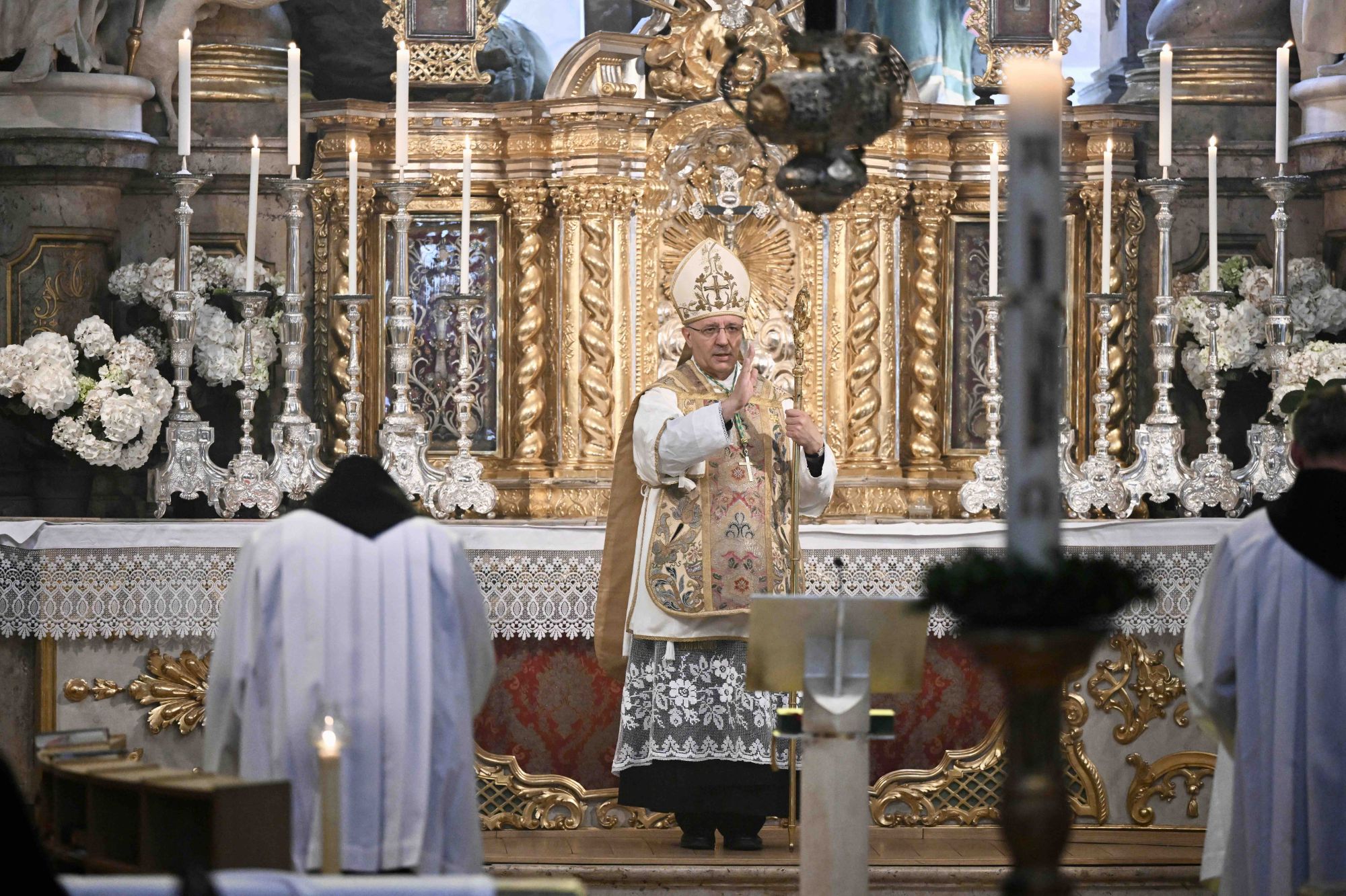 Abt Thomas M. Freihart steht in der prunkvoll geschmückten Asamkirche und hält eine Predigt zum Jubiläumsgottesdienst.
